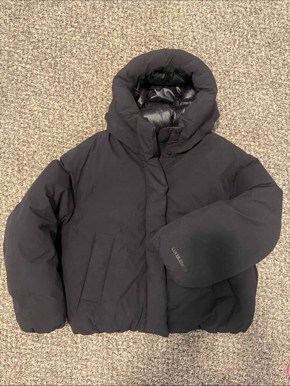 lululemon athletica Women's Black Oversized Bubble-Hem Puffer Jacket with Hood - Picture 11 of 11